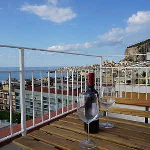 Tinky's House , Cefalù Italië